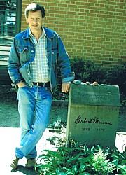 Peter-Erwin Jansen at Herbert's grave